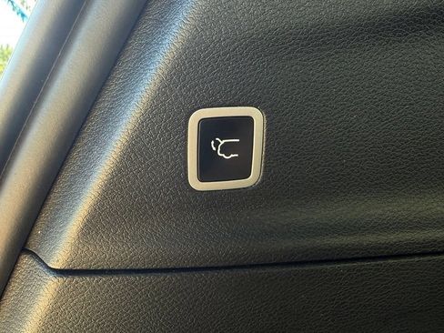 Used 2025 Chrysler Pacifica Select FWD image 8