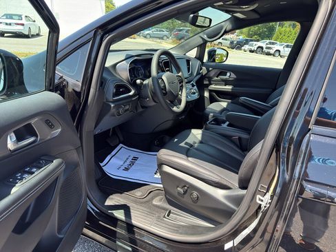 Used 2026 Chrysler Pacifica Select w/ S Appearance Package FWD image 7