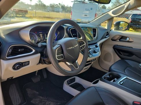 Used 2023 Chrysler Pacifica Touring-L image 13