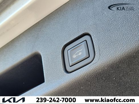 Used 2025 Chevrolet Traverse LT FWD image 9
