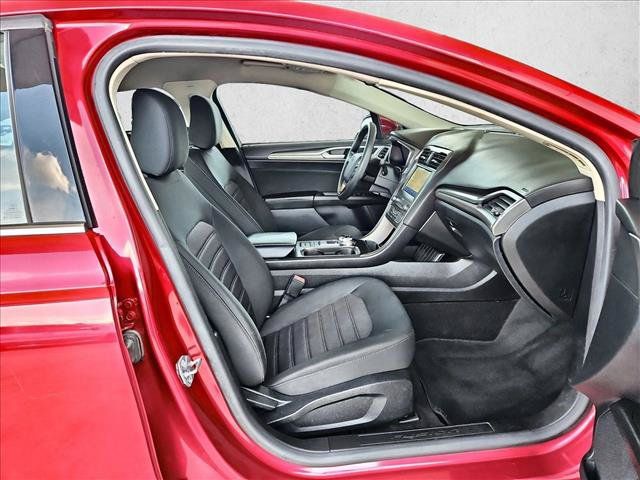 Used 2020 Ford Fusion SE FWD image 21