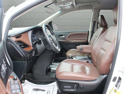 Used 2016 Toyota Sienna Limited Premium image 12