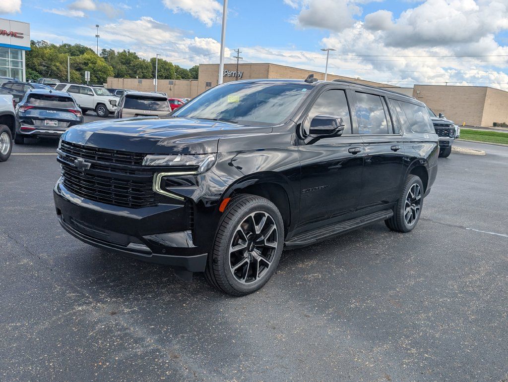 Used 2023 Chevrolet Suburban RST w/ Luxury Package AWD/4WD image 3