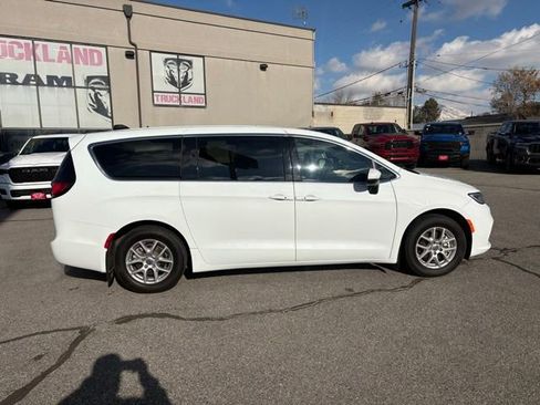 Certified 2023 Chrysler Pacifica Touring image 9