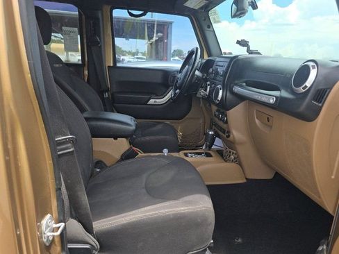 Used 2015 Jeep Wrangler Unlimited Rubicon w/ Connectivity Group AWD/4WD image 13