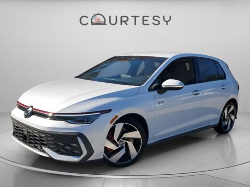 Used 2025 Volkswagen Golf S image 1