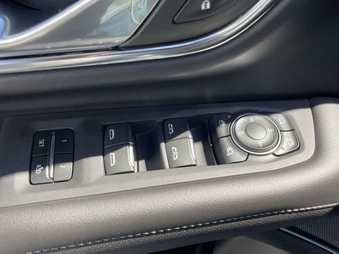 Used 2023 Chevrolet Suburban Premier image 18