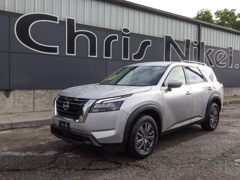 Used 2025 Nissan Pathfinder SV FWD image 1