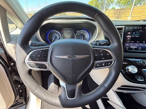 Used 2024 Chrysler Pacifica Touring-L FWD image 12