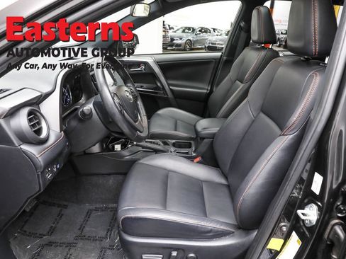 Used 2018 Toyota RAV4 SE image 14