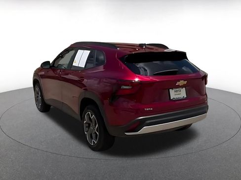 Used 2025 Chevrolet Trax LT FWD image 8