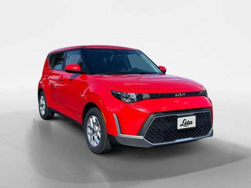 Used 2024 Kia Soul LX w/ Option Group 015 FWD image 2