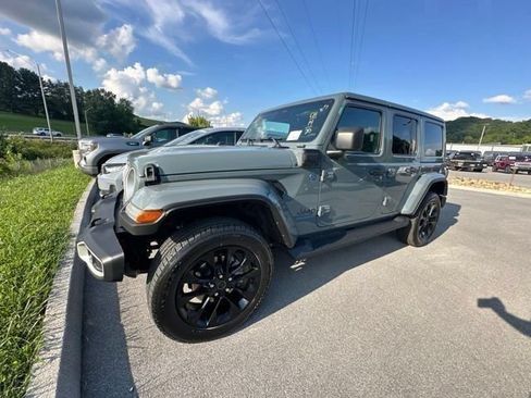Used 2025 Jeep Wrangler Unlimited Sahara AWD/4WD image 4