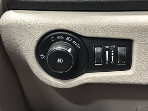 Used 2023 Chrysler Pacifica Touring-L FWD image 28