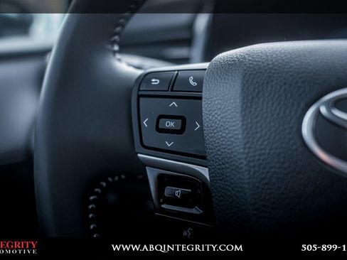 Used 2025 Toyota Camry SE image 18