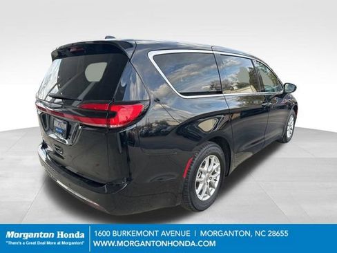 Used 2024 Chrysler Pacifica Touring-L FWD image 9