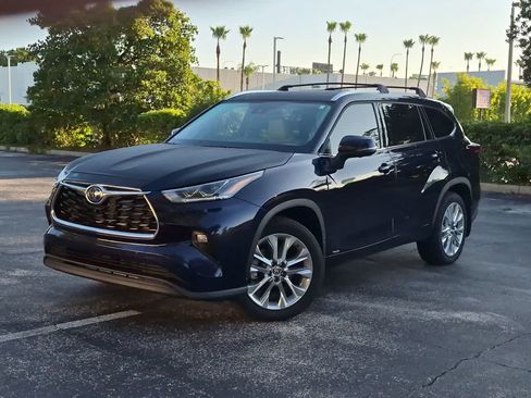 Used 2024 Toyota Highlander Limited AWD/4WD image 1