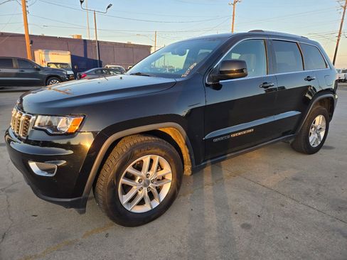 Used 2017 Jeep Grand Cherokee Laredo w/ Quick Order Package 2BE image 2