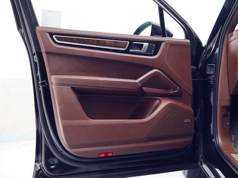 Certified 2023 Porsche Cayenne Platinum Edition AWD/4WD image 14