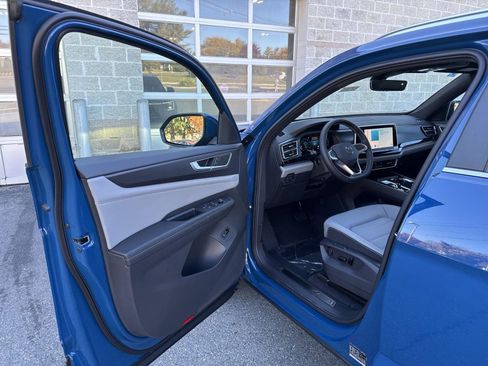 New 2025 Volkswagen Atlas Cross Sport SEL image 12