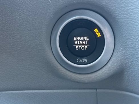 Used 2024 Chrysler Pacifica Touring-L FWD image 26