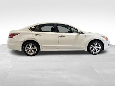 Used 2015 Nissan Altima 2.5 SV w/ Convenience Package FWD image 5