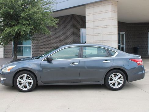 Used 2013 Nissan Altima 2.5 SV FWD image 2