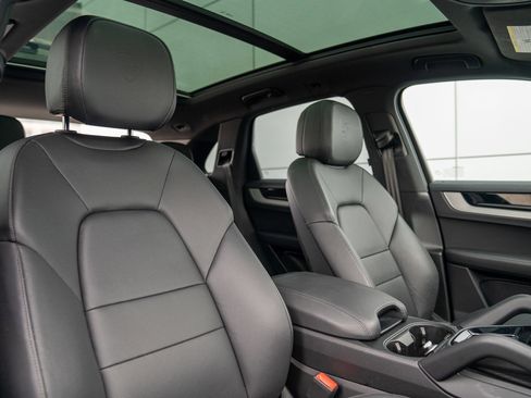 Used 2025 Porsche Cayenne image 27