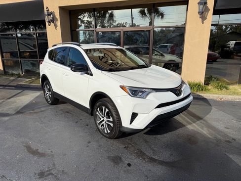 Used 2018 Toyota RAV4 LE image 1
