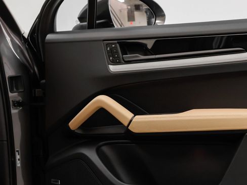 Certified 2025 Porsche Cayenne image 16
