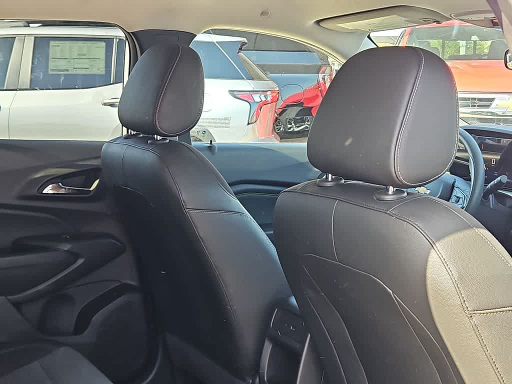 Used 2025 Chevrolet Trax LT FWD image 17