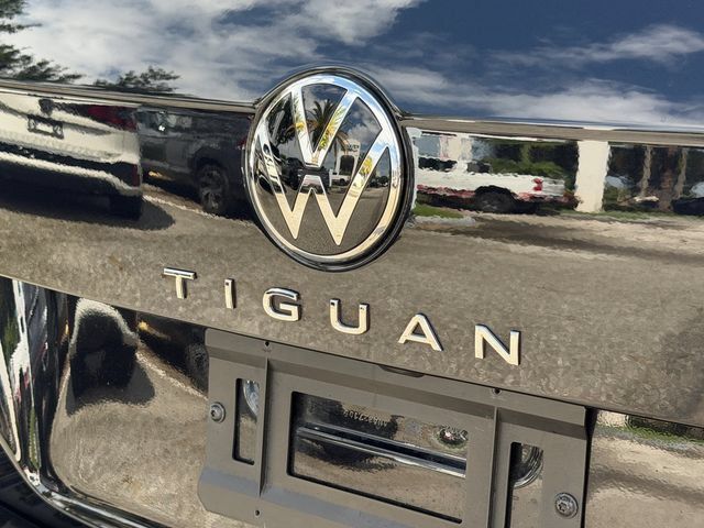 Used 2022 Volkswagen Tiguan SE R-Line AWD/4WD image 9