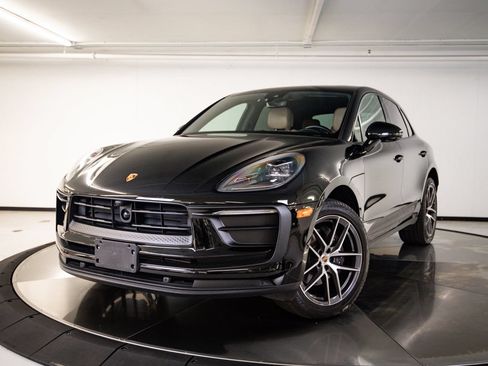 Certified 2023 Porsche Macan AWD/4WD image 1