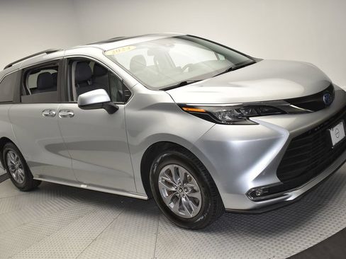 Used 2024 Toyota Sienna XLE FWD image 3