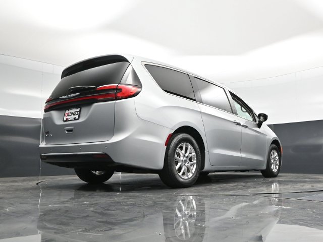 Used 2024 Chrysler Pacifica Touring-L FWD image 54