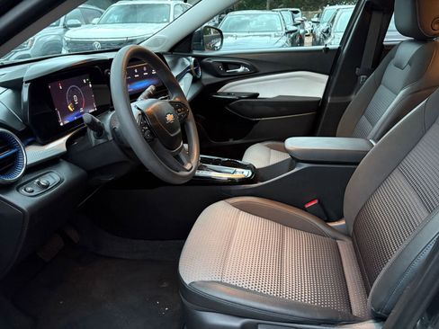 Used 2025 Chevrolet Trax LT image 24