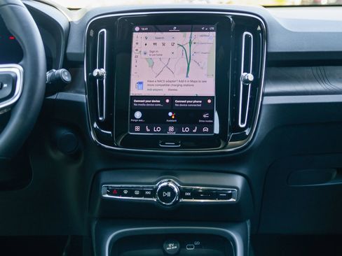 Used 2023 Volvo XC40 Recharge Plus w/ Protection Package Premier image 15