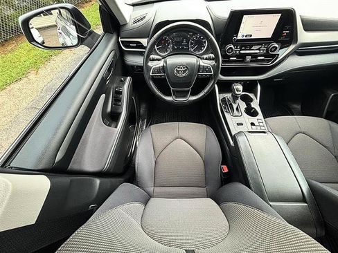 Used 2023 Toyota Highlander LE FWD image 11