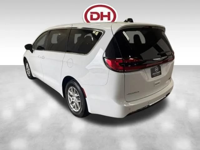 Used 2026 Chrysler Pacifica Select FWD image 8