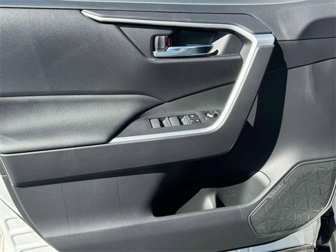 Used 2022 Toyota RAV4 SE image 17