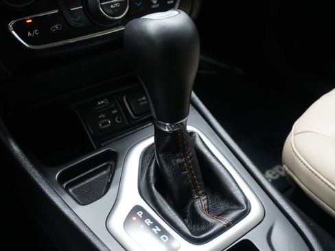 Used 2016 Jeep Cherokee Limited image 19