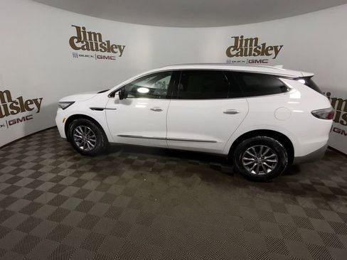 Used 2023 Buick Enclave Essence image 5