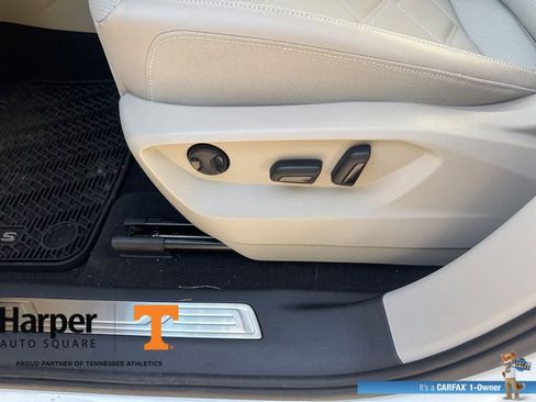 Used 2025 Volkswagen Atlas SE image 18