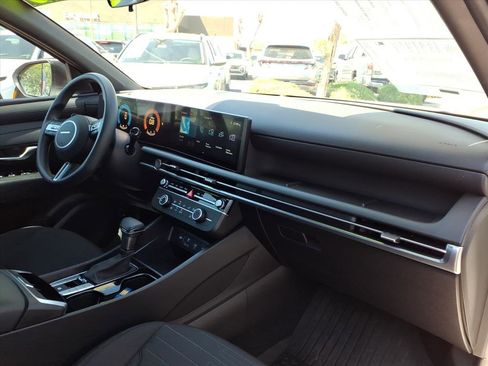 Certified 2025 Hyundai Santa Cruz SE image 11