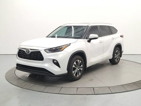 Used 2024 Toyota Highlander XLE AWD/4WD image 4