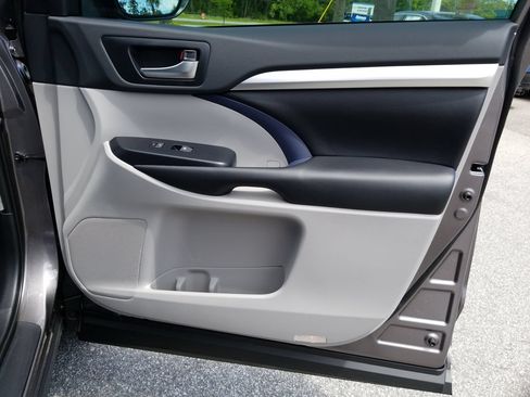 Used 2019 Toyota Highlander XLE FWD image 41