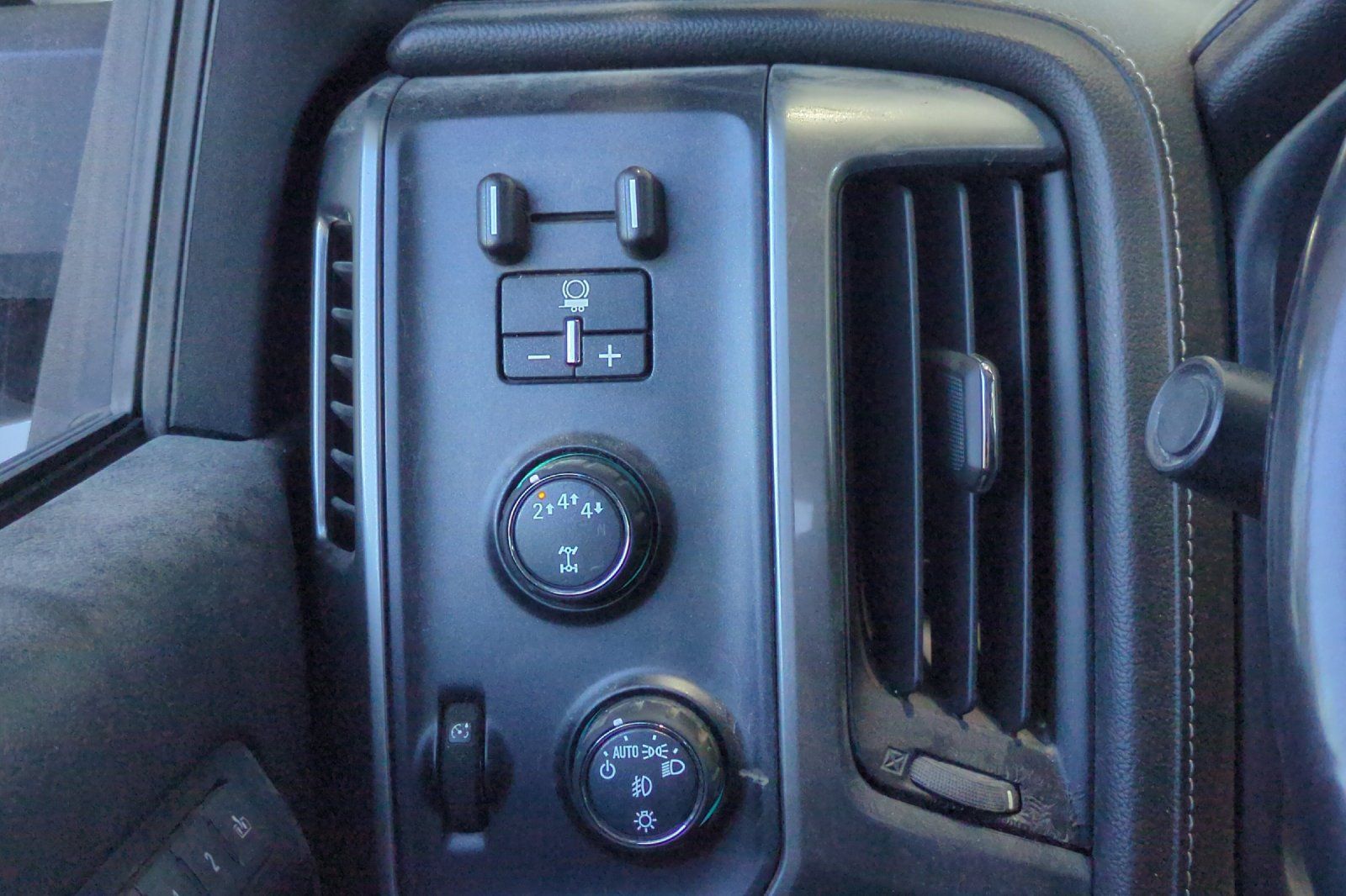 Used 2018 Chevrolet Silverado 2500 LTZ w/ Duramax Plus Package AWD/4WD image 37