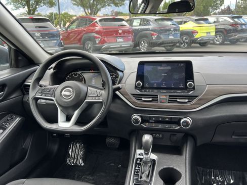 Used 2025 Nissan Altima 2.5 SV FWD image 23