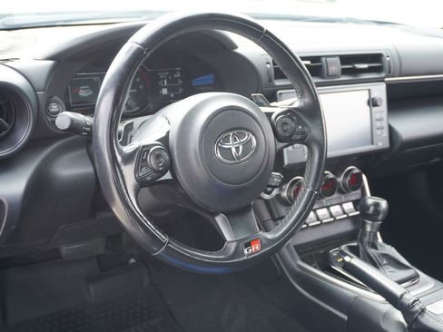 Used 2022 Toyota GR86 w/ ALL Weather Mat Package (TMS) RWD image 3