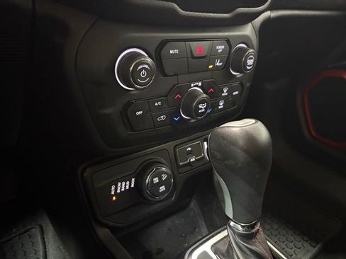 Used 2023 Jeep Renegade Trailhawk AWD/4WD image 18